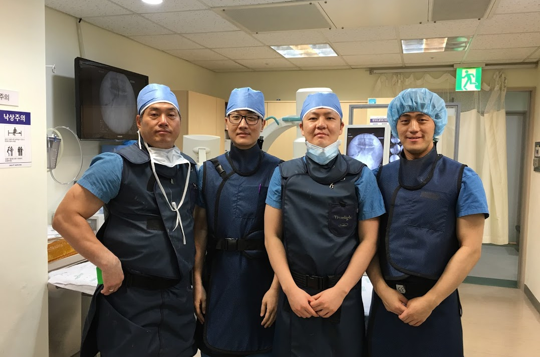정선근 교수님과 마지막 Spine intervention 기념 (2019-02-15)