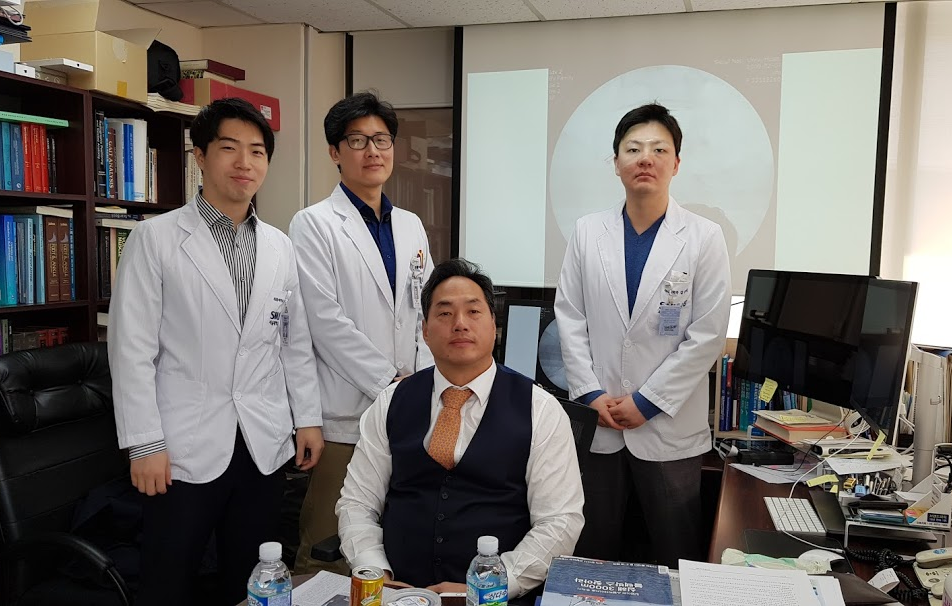 정선근 교수님과 마지막 Lab meeting 기념 (2019-02-27)